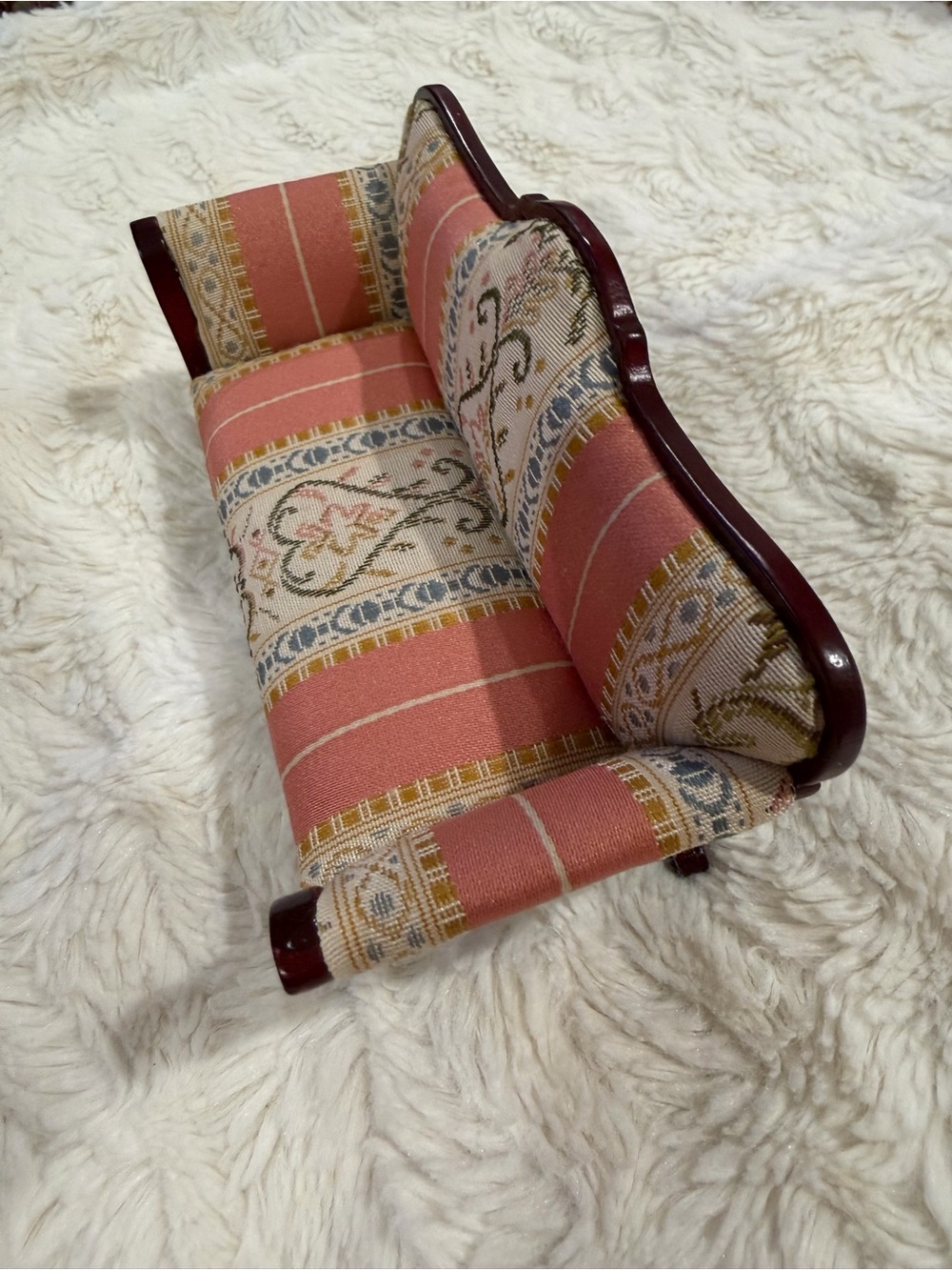 Vintage Victorian Coral Patterned Mini Sofa Set For Dollhouse - Picture 4 of 8